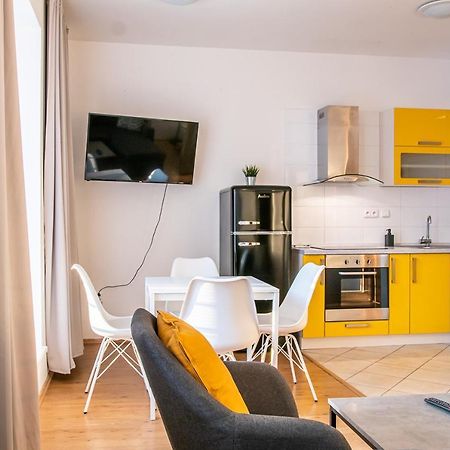 Yellow Apartment Ostrava Esterno foto