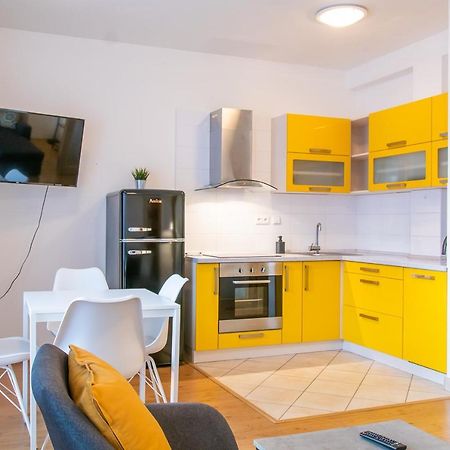 Yellow Apartment Ostrava Esterno foto