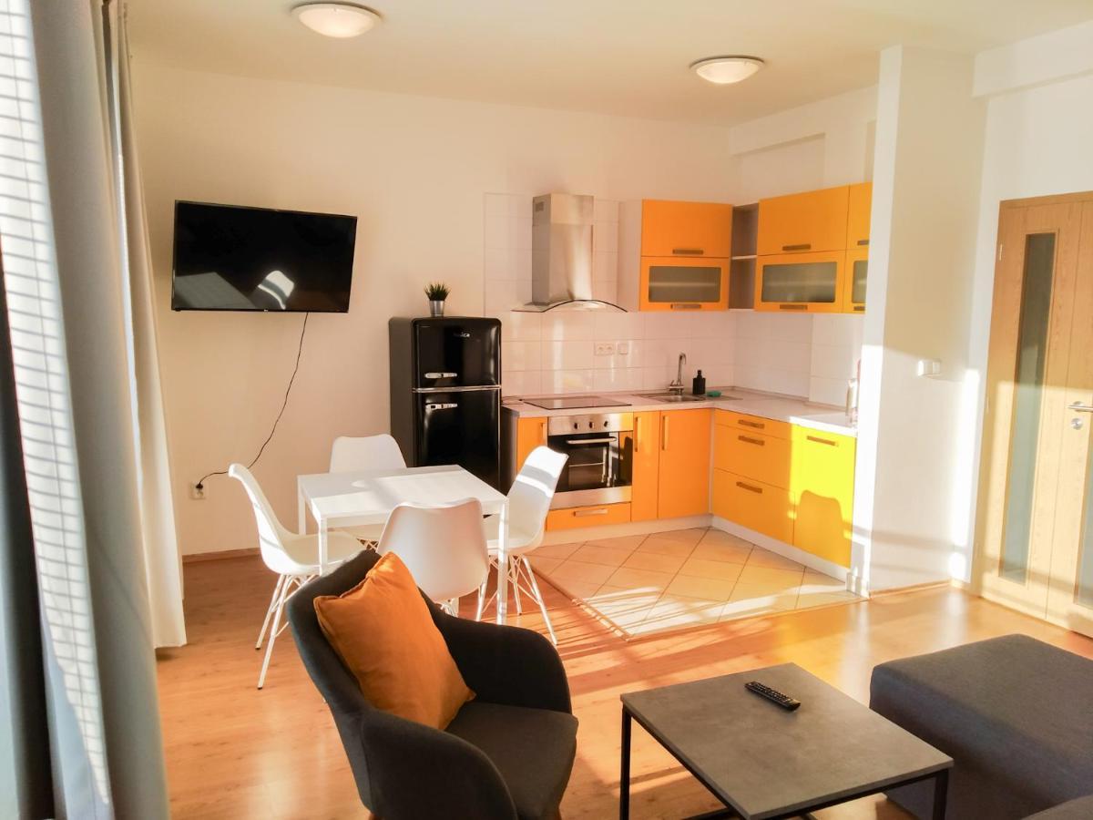 Yellow Apartment Ostrava Esterno foto