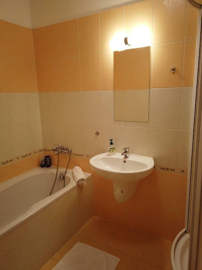 Yellow Apartment Ostrava Esterno foto